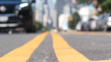 New York City silueti, Manhattan şehir merkezi manzarası. Queens, Long Island, Hunters Point, ABD 'den gökdelenler. Sokakta arabalar, sarı ayrım çizgisi, yol işaretleri. Birleşik Devletler mimarisi.