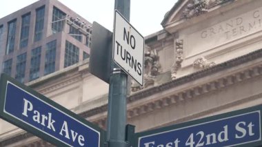 New York City Grand Central Terminali, 42 sokak, Park Avenue, Pershing Square mimarisi. Şehir merkezi, demiryolu ulaşımı. NYC kavşağı, Doğu 42. köşe, kavşak tabelası.