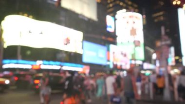 New York City Times Meydanı, Manhattan Midtown Broadway Caddesi, ABD. Amerikan NYC şehir hayatı. İnsanlar yayaların dikkatini dağıttı, zebra yaya geçidi. Reklam tabelaları, ticari reklamlar, reklam panoları parlıyor.