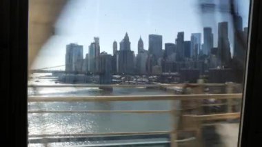 New York metro treni, Manhattan Köprüsü. Kirli pencereden kamerayı sallamak. Metro taşımacılığı, metropol trafiği. Yolcu yükseltilmiş demiryolu. Şehir merkezi, ufuk çizgisi. Dünya Ticaret Merkezi, WTC.
