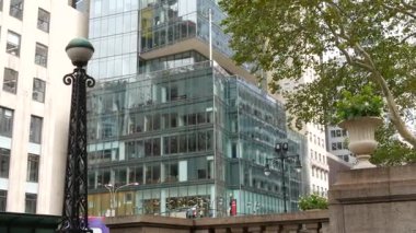 New York metro küresi, metro küre lambası. Metropolitan girişi, Manhattan. Kütüphane 'nin yanında 42 sokak, Bryant Park, Beşinci Cadde. Şehir merkezindeki toplu taşıma istasyonu girişi..