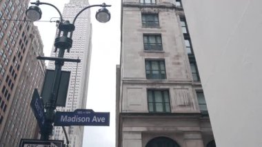 New York Şehri kavşağı, yol kavşağı tabelası. Empire State Binası, Midtown Bölgesi, Madison Bulvarı, 34, NYC, ABD. Yükselen gökdelen mimarisi, köşe metin yol işareti.