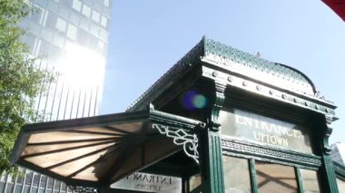 New York metrosu, Astor Place metro, yeşil demir kiosk. Metropolitan vintage giriş, halka açık yolcu taşımacılığı tarihi çıkış. NYC eski mimarisi, Manhattan, ABD.