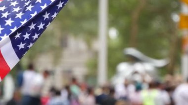 New York City Suçlama Boğa, Wall Street Borsa sembolü ABD. Aşağı Manhattan Merkez Finans Bölgesi, Birleşik Devletler. Broadway caddesinde Amerikan Bayrağı. Odaklanamayan turistler. Yer imi.