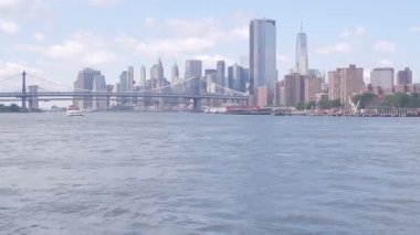 Feribot ile New York City şehir merkezinin silueti. Manhattan ve Brooklyn köprüsü. Feribottan Dünya Ticaret Merkezi gökdelenine. Doğu nehri kıyısı manzarası, nehir kenarındaki binalar, ABD.