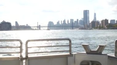 Feribot ile New York City şehir merkezinin silueti. Manhattan ve Brooklyn köprüsü. Feribottan Dünya Ticaret Merkezi gökdelenine. Doğu nehri kıyısı manzarası, nehir kenarındaki binalar, ABD.