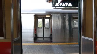 New York metro treni, metropolitan vagonun içinde. Birleşik Devletler metro taşımacılığı, NYC yolcu taşımacılığı, halk yeraltı tren yolu. Demiryolu trafiği. Açık hava istasyonunun boş platformu.