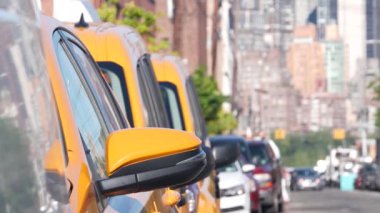 New York 'ta. Queens caddesindeki sarı taksiler. Long Island, LIC 'de bir sürü taksi var. Madalyon taksi ve Manhattan şehir merkezi şehir merkezi silueti. Yüksek binalı mimari.