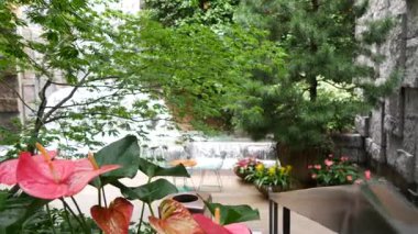 New York şehri hayatı, şehir parkı, Greenacre Park şelalesi. Amerikan Manhattan Midtown, ABD. Çiçek tarlasında tropikal çiçekler, ağaçlar yeşillik. NYC 51. Cadde 'deki yeşil vaha..