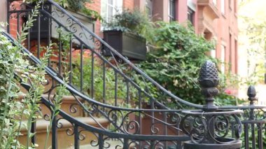 New York City konak binası, Brooklyn Heights yerleşim bölgesi, ABD. Brownstone şehir mimarisi, bağlı ev. Amerika Birleşik Devletleri emlak, Amerikan mülkü, New York 'ta apartmanlar ve evler.