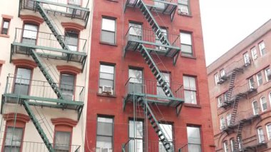 New York City klasik bina mimarisi, Manhattan, ABD. Şehir dışındaki konutlar. Birleşik Devletler 'de gayrimenkul. Tipik kırmızı tuğla cephesi. Yangın çıkışı, acil merdiven çıkışı..