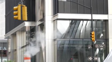 Buhar sızıntısı, New York Şehri Kilisesi, Fulton Caddesi, turuncu buhar boruları. Sıcak duman piposu. Con Edison Buhar Operasyonları Sistemi, Manhattan şehir merkezi finans bölgesi mimarisi. Trafik ışığı