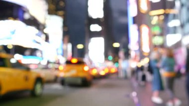 New York City Times Meydanı, Manhattan Midtown Broadway Caddesi, ABD. Amerikan NYC sarı taksi, şehir trafiği. - İnsanlar. Reklam tabelaları, ticari reklamlar, parlayan reklam panoları..