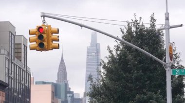 New York caddesi kavşağı, sarı trafik ışığı, ulaşım yolu kavşağı, Birleşik Devletler. Chrysler Binası. Queens, Long Island 'da. Manhattan şehir merkezi, New York şehir merkezi, gökdelenler