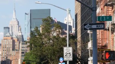 New York Şehri kavşağı, yol kavşağı tabelası. Empire State binası, Midtown bölgesi, Union Square, NYC, ABD bayrağı. Yükselen gökdelen mimarisi, tek yön ok yol işareti
