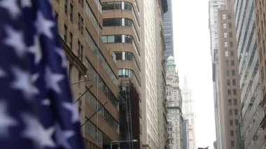 New York City Aşağı Manhattan Finansal Bölge Mimarisi, Birleşik Devletler. Woolworth gökdeleni inşa ediyor, Broadway caddesi perspektifi, ABD. Amerikan bayrağı. NYC 'deki Gotik Kule.