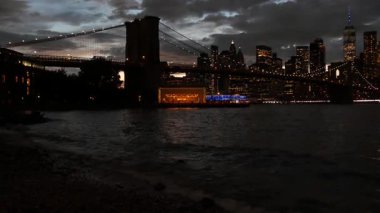 Brooklyn Köprüsü, New York City Manhattan şehir merkezi silueti, Birleşik Devletler. Waterfront Pebble Beach, Dumbo, ABD 'de atlı karınca. Dramatik alacakaranlık. Akşam veya gece gökyüzü. Dünya Ticaret Merkezi.