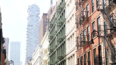 Broadway caddesi yakınlarındaki New York City Manhattan Soho moda bölgesi. Amerikan şehir binası cephesi, eski klasik Amerikan mimarisi. New York, Amerika 'dan alışveriş. İş ve konut mülkleri.