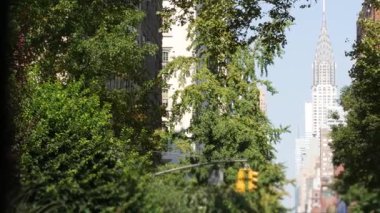 New York City Manhattan Midtown mimarisi. 42 caddedeki Chrysler binası, ABD gökdeleninin simgesi. Meşhur Amerikan Kulesi, New York Birleşik Devletleri. Lexington Bulvarı, Irving St. Gramercy Park Ağaçları