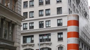 New York caddesinde buhar sızıntısı, turuncu buhar borusu yığını. Pipo dumanı. Con Edisons Buhar Operasyonları Sistemi, 5. Cadde, Manhattan Midtown Mimarisi.