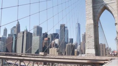 Brooklyn Köprüsü 'nden Manhattan' a, kablolar ve mavi gökyüzü. New York City silueti, finans bölgesi şehir manzarası. Dünya Ticaret Merkezi, ABD seyahat merkezi. Amerika Birleşik Devletleri Mimarisi.