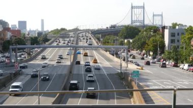 Astoria 'daki Triborough Köprüsü, Robert F. Kennedy Köprüsü, New York. Ditmars Steinway, NYC, ABD yakınlarındaki Queens 'teki metro istasyonundan gelen çoklu şerit taşıma otoyolu..