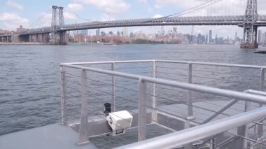 Feribottan New York City silueti. Manhattan şehir merkezindeki gökdelenler feribottan görünüyor. Doğu nehri kıyısı manzarası, nehir kıyısındaki binalar ABD suları yakınında. Williamsburg Köprüsü