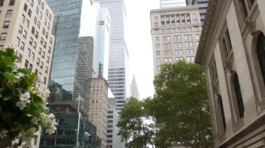 New York City Manhattan Midtown 42 sokak mimarisi. Chrysler binası, ikonik gökdelen, ABD. Amerikan şehir kulesi, Birleşik Devletler. 5. Cadde, Bryant Park, Kütüphane yakınlarında.