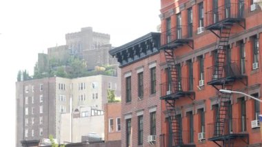 New York City klasik bina mimarisi, Manhattan, ABD. Şehir dışındaki konutlar. Birleşik Devletler 'de gayrimenkul. Tipik kırmızı tuğla cephesi. Yangın çıkışı, acil merdiven çıkışı..
