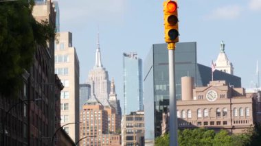 New York caddesi kavşağı, sarı trafik ışığı, ulaşım yolu kavşağı, Birleşik Devletler mimarisi. Empire State Binası, Amerikan bayrağı, Union Meydanı. New York Manhattan Bowery Bölgesi