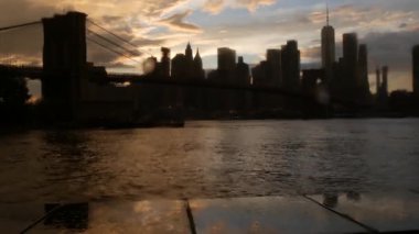 Brooklyn Köprüsü, yağmurlu sisli bir gün. New York City Manhattan şehir merkezi gökyüzü mimarisi, finans bölgesi şehir manzarası, Birleşik Devletler. Dünya Ticaret Merkezi gökdeleni. Dumbo, ABD 'deki Sonbahar Çakıl Sahili.
