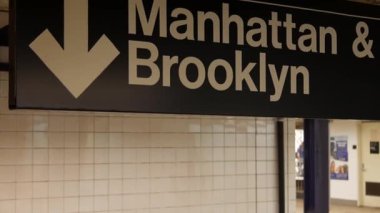 New York metro istasyonu içi, Manhattan mesaj tabelası. Yeraltı metropolü. Birleşik Devletler metro nakliye navigasyonu. Bilgi levhası kamu yolcu tren yolu. Şehir merkezi ve Brooklyn yönü