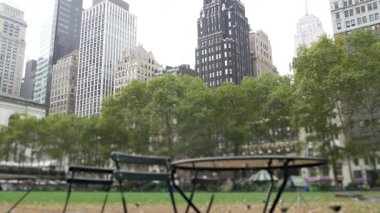 New York City, Manhattan Midtown Bryant Park. Halk kütüphanesi, 42 sokak ve 5. Cadde köşesi, ABD. Amerika 'da NYC' nin simgesi. Yeşillikte boş sandalye ve masa. Yeşil çimen.