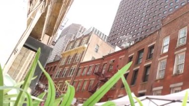 New York City klasik bina mimarisi. Evin dış cephesi. ABD 'de gayrimenkul. Tipik kırmızı tuğla cephesi. Manhattan şehir merkezi finans bölgesi, Stone Caddesi. Yangın merdiveni.