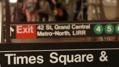 New York metro istasyonu içi, yeraltı metro platformu. Birleşik Devletler metro taşımacılığı. Demiryolu merkezi, yolcu trafiği kavşağı. Times Meydanı, Grand Central, 42. Cadde 'de mesaj var.
