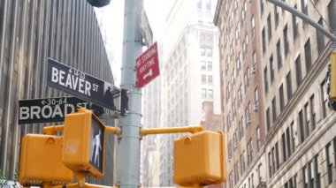 New York, Birleşik Devletler. Manhattan Merkez Finans Bölgesi. Amerikan Wall Street. Broad and Beaver köşe tabelası. Borsa, ABD Borsası. Kavşakta trafik ışığı var..