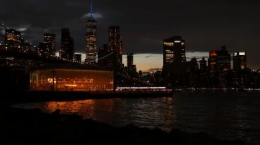 Brooklyn Köprüsü, New York City Manhattan şehir merkezi silueti, Birleşik Devletler. Waterfront Pebble Beach, Dumbo, ABD 'de atlı karınca. Dramatik alacakaranlık. Akşam veya gece gökyüzü. Dünya Ticaret Merkezi.