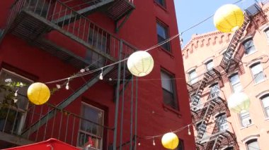 New York, Birleşik Devletler. Manhattan Chinatown Doyers Caddesi, Çin etnik bölge mimarisi, ABD. Tuğla evler, yuvarlak kağıt fenerler, küçük Çin kasabası. Amerikan yangın merdiveni.