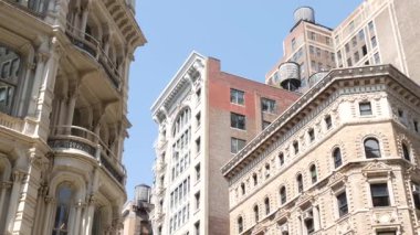 New York City Broadway, Manhattan şehir merkezi klasik bina köşe mimarisi. Şehir dışındaki konutlar. ABD 'de gayrimenkul. Tipik tuğla cephesi. Çatıdaki su kulesi, çatıdaki tank..