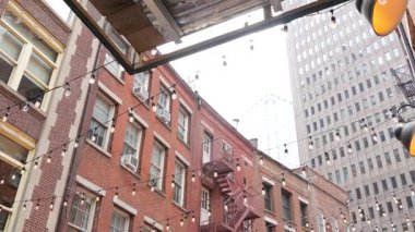 New York City klasik bina mimarisi. Evin dış cephesi. ABD 'de gayrimenkul. Tipik kırmızı tuğla cephesi. Manhattan şehir merkezi finans bölgesi, Stone Caddesi. Yangın merdiveni.