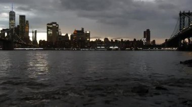 Brooklyn Köprüsü, Manhattan Köprüsü. New York City şehir merkezi, finans bölgesi şehir merkezi, Birleşik Devletler. Dünya Ticaret Merkezi gökdeleni. Waterfront Dumbo Pebble Sahili, ABD. Dramatik alacakaranlık gökyüzü