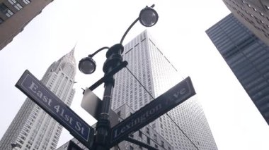 New York Şehri kavşağı, yol kavşağı tabelası. Chrysler binası, Midtown bölgesi, Lex av, NYC, ABD. Yükselen gökdelen mimarisi, Lexington Bulvarı köşe metin yol işareti