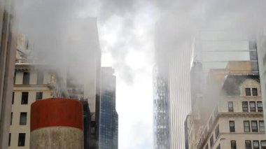 New York caddesinde buhar sızıntısı, turuncu buhar borusu yığını. Pipo dumanı. Con Edisons Buhar Operasyonları Sistemi, 5. Cadde, Manhattan Midtown Mimarlık. Yükselen gökdelenler.