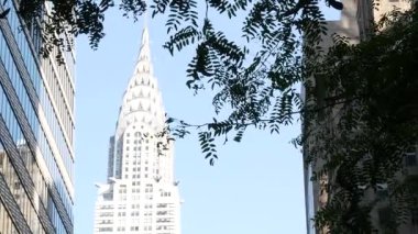 New York City Manhattan Midtown 42 sokak mimarisi. Chrysler binası, ABD 'de ikonik gökdelen. Amerikan şehir manzarası, ünlü NYC kulesi, Birleşik Devletler. Düşük açı, mavi gökyüzü