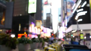 New York City Times Meydanı, Manhattan Midtown Broadway Caddesi, ABD. Amerikan NYC şehir hayatı. Yayaların dikkatini dağıttı. Reklam tabelaları, ticari reklamlar, parlayan reklam panoları..