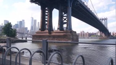 New York City Manhattan Köprüsü, Brooklyn Dumbo USA. Limana bakan Manhattan şehir merkezi, finans bölgesi gökdeleni. East River nehir kenarı John caddesi park gezinti alanı. Dünya Ticaret Merkezi