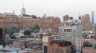 New York City Manhattan siluet şehri. Empire State binası. Çatı manzaralı, yerleşim yerlerinin çatıları. Emlak, şehir mimarisi, Birleşik Devletler sokakları. Midtown Chelsea bölgesi, NYC.