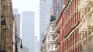 Broadway caddesi yakınlarındaki New York City Manhattan Soho moda bölgesi. Amerikan şehir binası cephesi, eski Amerikan mimarisi. New York, Amerika 'dan alışveriş. İş ve emlak işleri. Fener.