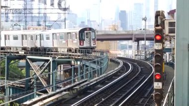 New York metro istasyonu. Metro treni metropolitan platformunda. Birleşik Devletler toplu taşımacılığı. Queens 'teki Queensboro Plaza demiryolu hattında. New York Manhattan gökdeleni, yüksek gökdelen şehri