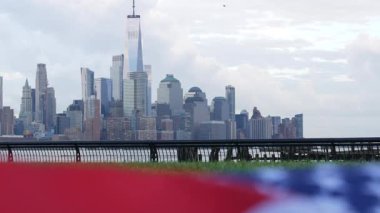 New York City rıhtım silueti, Manhattan Şehir Merkezi Dünya Ticaret Merkezi gökdeleni. New Jersey, ABD 'den şehir manzarası. Amerikan bayrağı 11 Eylül, ABD. Bağımsızlık ve Hatıra sembolü. Rüzgâr